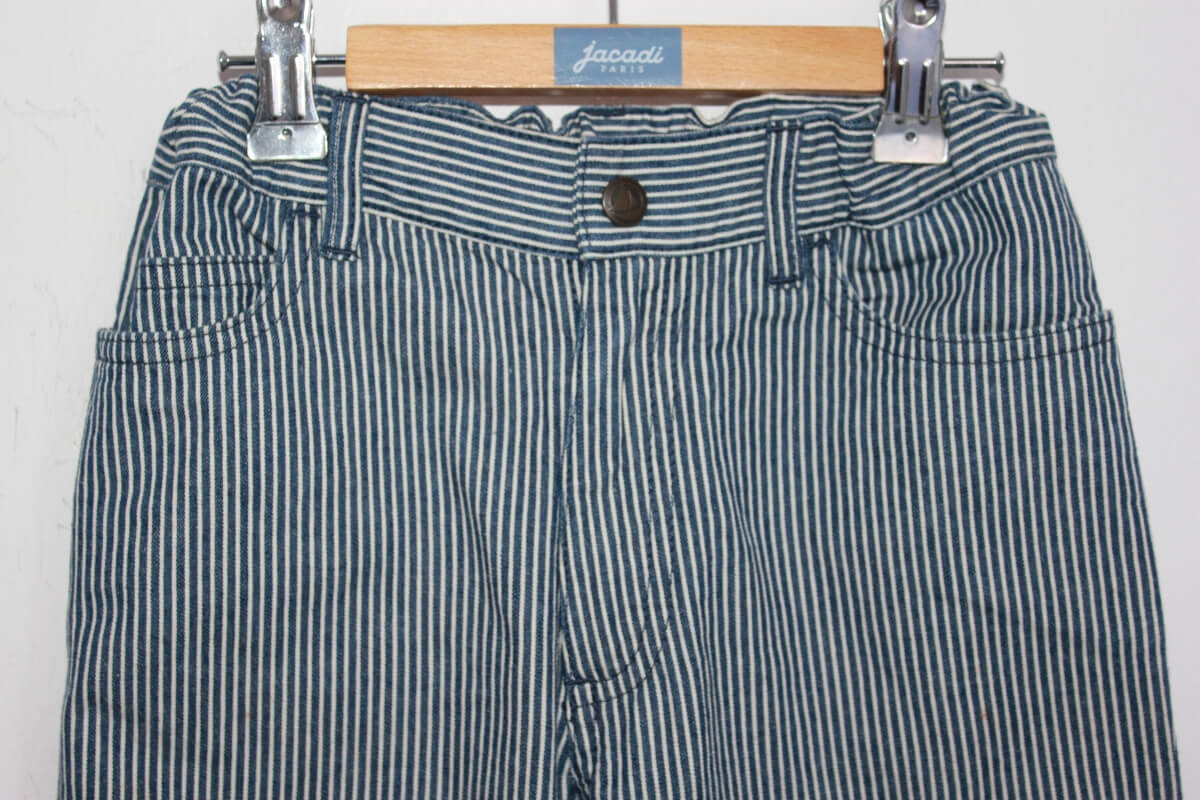 tweedehands unisex katoenen donkerblauw met wit gestreepte lange broek van petit bateau in maat 134-140