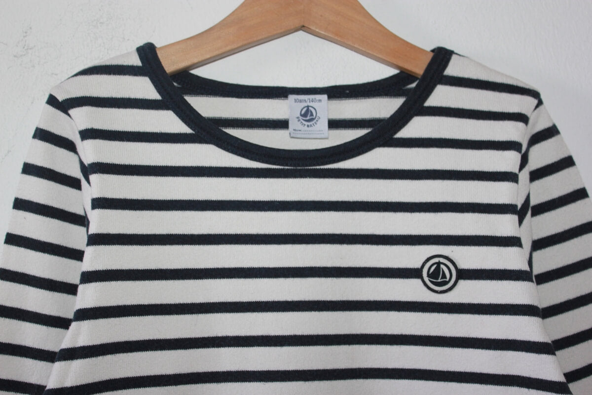 preloved unisex katoenen donkerblauw-ecru gestreepte trui van petit bateau in maat 128-134