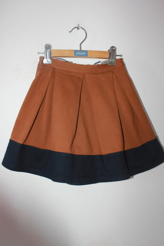 tweedehands katoenen lichtbruine rok met donkerblauwe rand aan de onderkant van petit bateau in maat 110-116