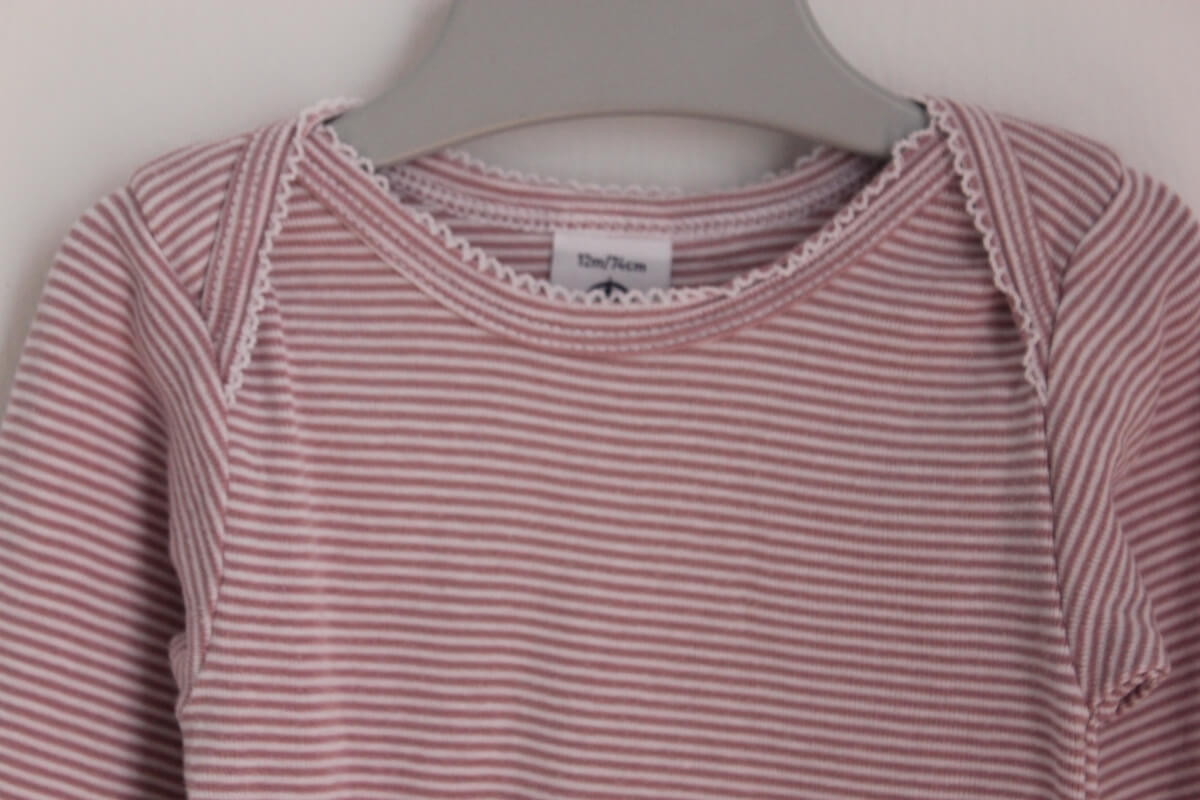 preloved katoenen mauve-wit gestreepte romper met lange mouwen in maat 74 voor een baby meisje van petit bateau