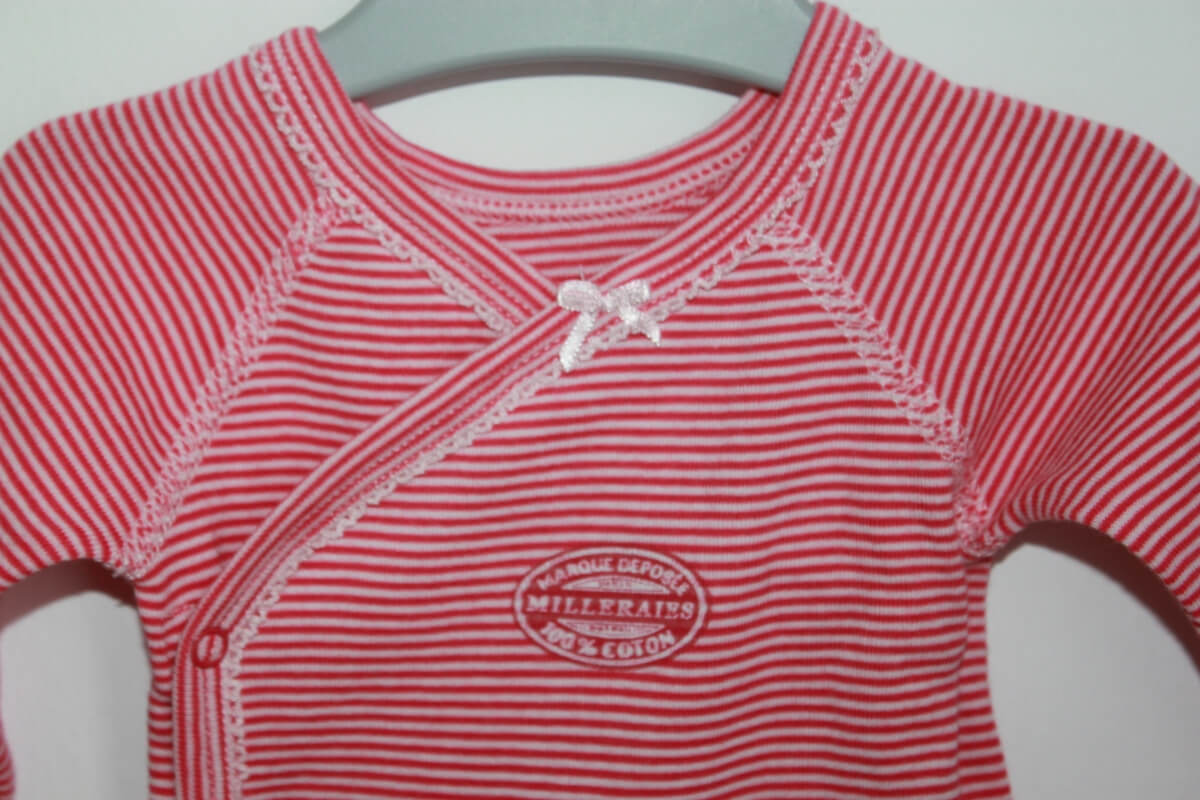 tweedehands katoenen roze met wit gestreepte overslag romper met lange mouwen van petit bateau in maat 56