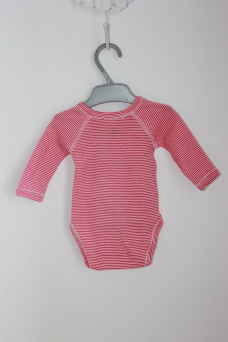 tweedehands katoenen roze met wit gestreepte overslag romper met lange mouwen van petit bateau in maat 56