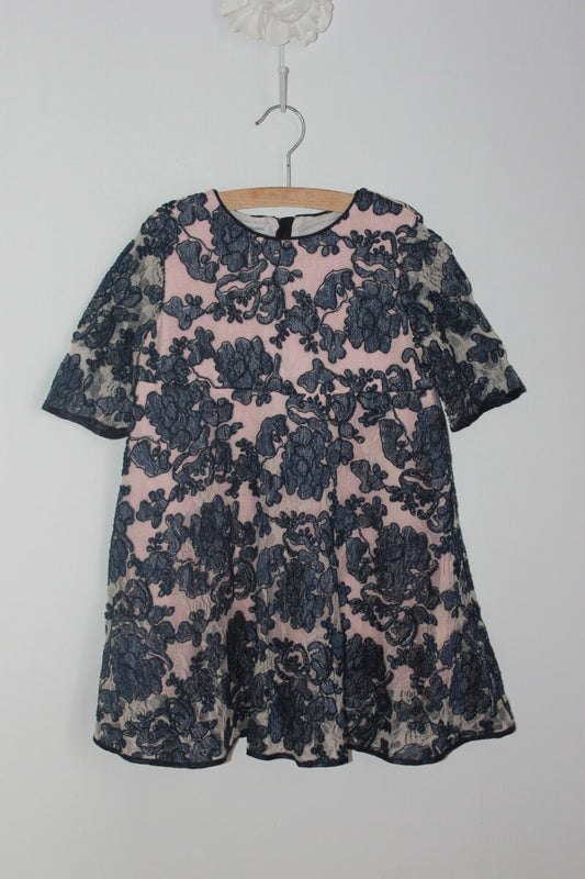 preloved donkerblauwe en creme kanten feestelijke jurk met roze voering en halve mouwen van i pinco pallino in maat 116