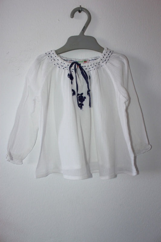 tweedehands katoenen witte zomerse blouse met blauwe geborduurde bloemen en lange mouwen van bonpoint maat 74