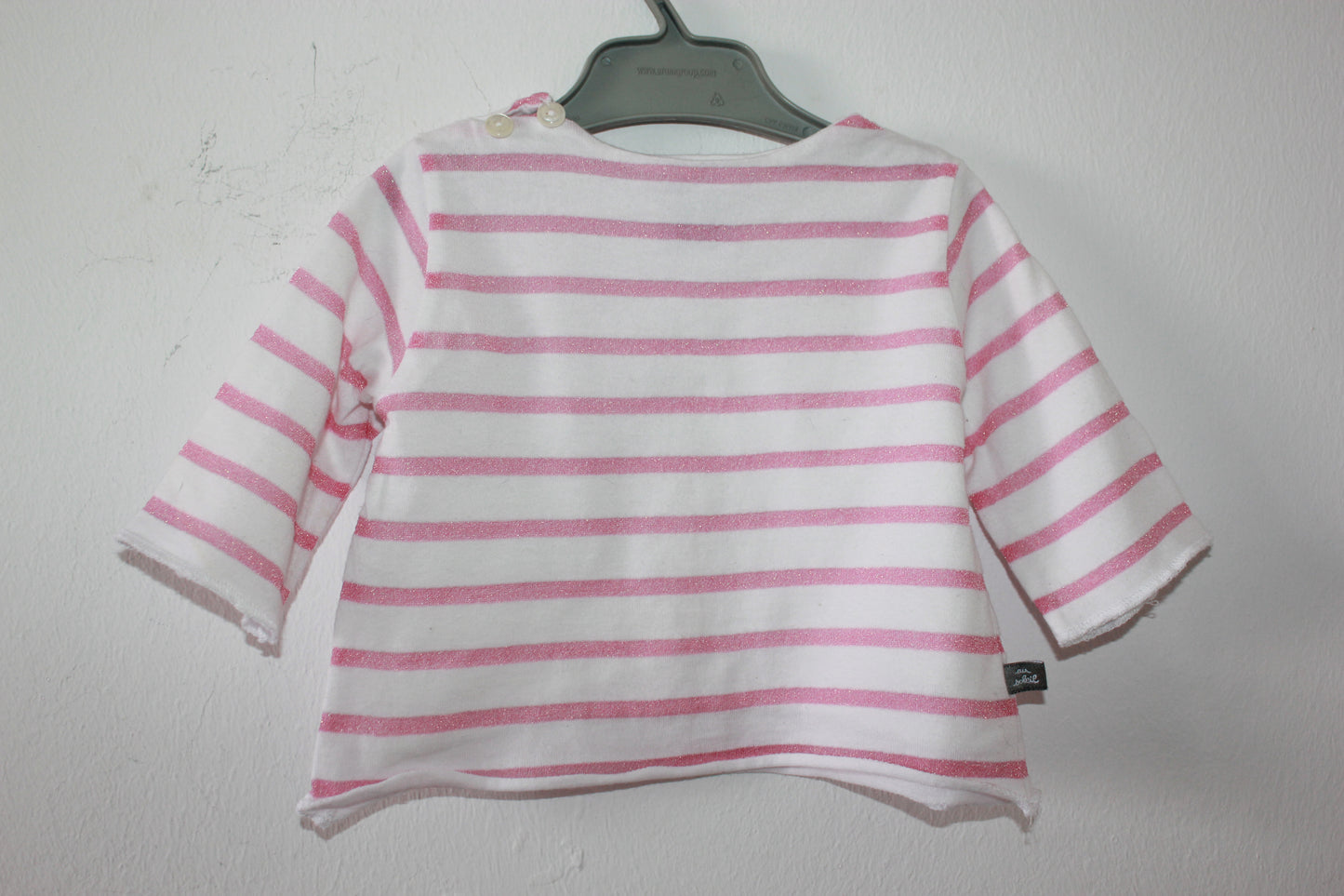 tweedehands roze met wit gestreepte longsleeve van petit bateau in maat 62