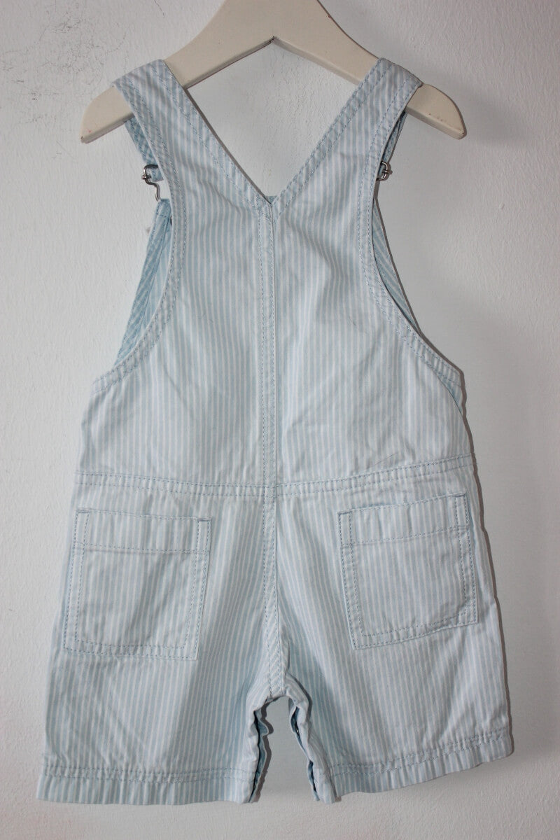 preloved katoenen lichtblauw met witte zomerse korte salopette, of tuinbroek, van petit bateau in maat 74 voor een baby jongen