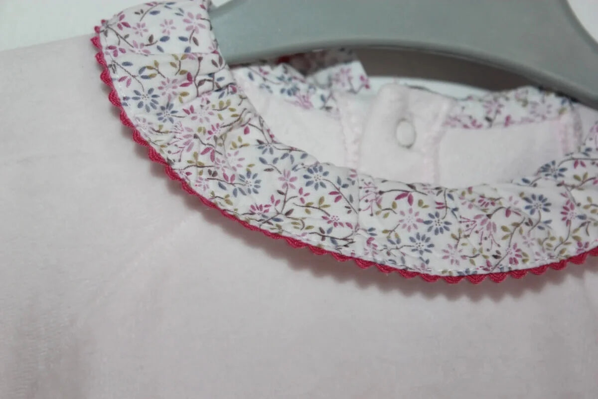 tweedehands roze velours playsuit met lange mouwen en een liberty volantkraagje van jacadi in maat 62 voor een baby meisje