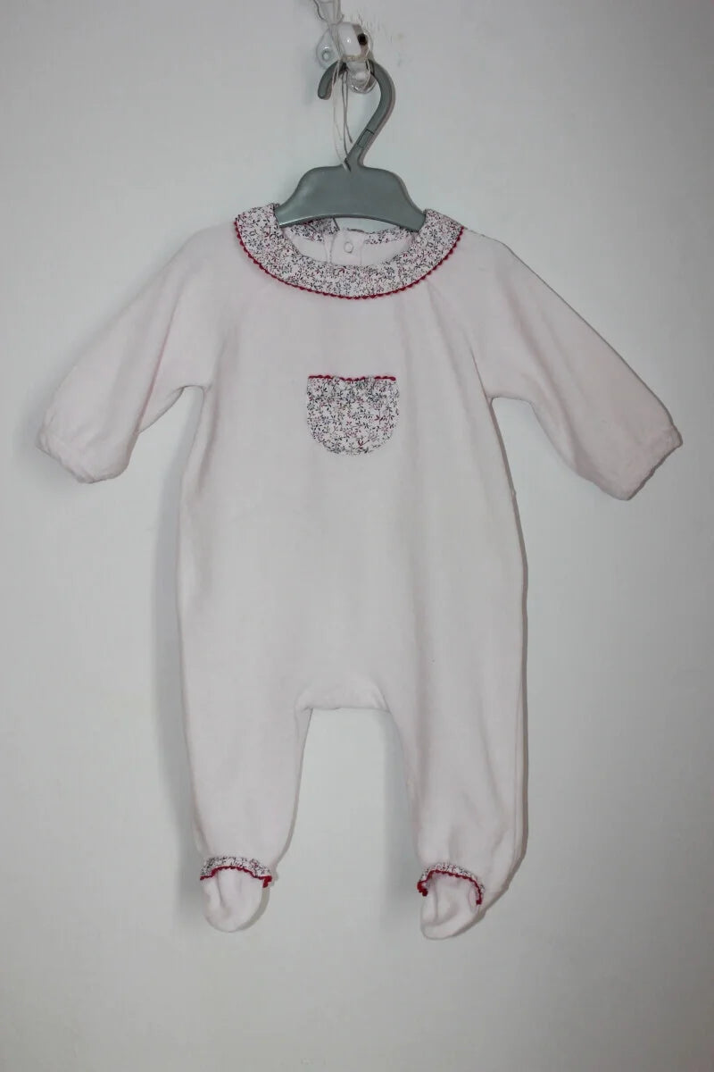 tweedehands roze velours playsuit met lange mouwen en een liberty volantkraagje van jacadi in maat 62 voor een baby meisje