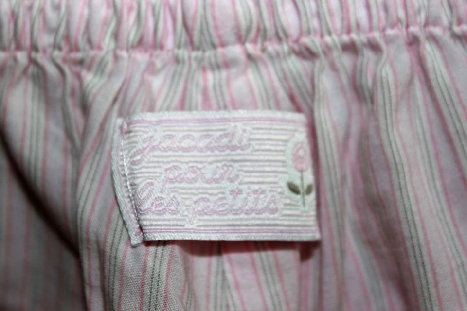 tweedehands katoenen zomerse lichtroze met grijs en wit gestreepte lange broek van jacadi in maat 68 voor een baby meisje