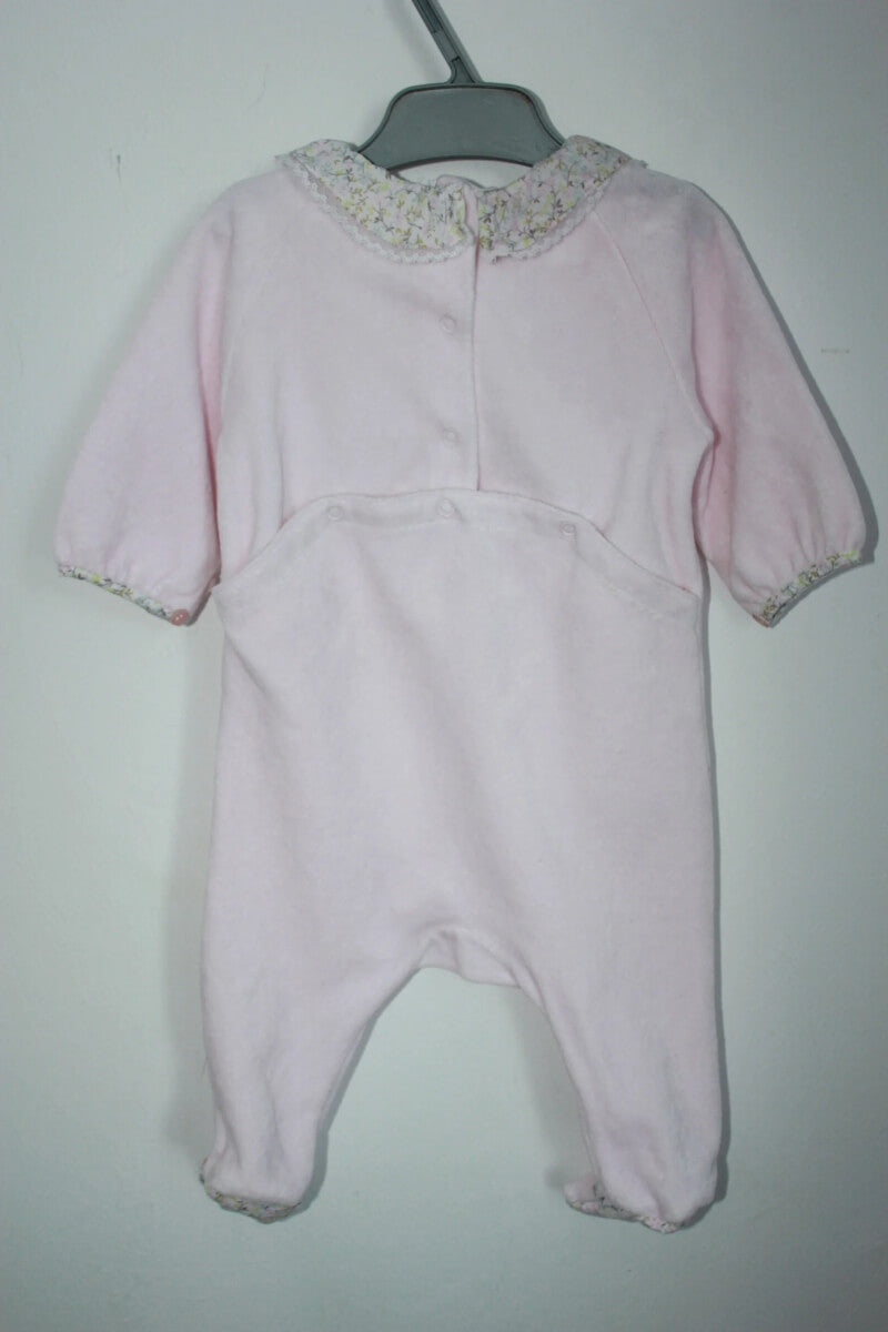 tweedehands lichtroze zachte velours playsuit met lange mouwen en een volantkraagje van jacadi in maat 68