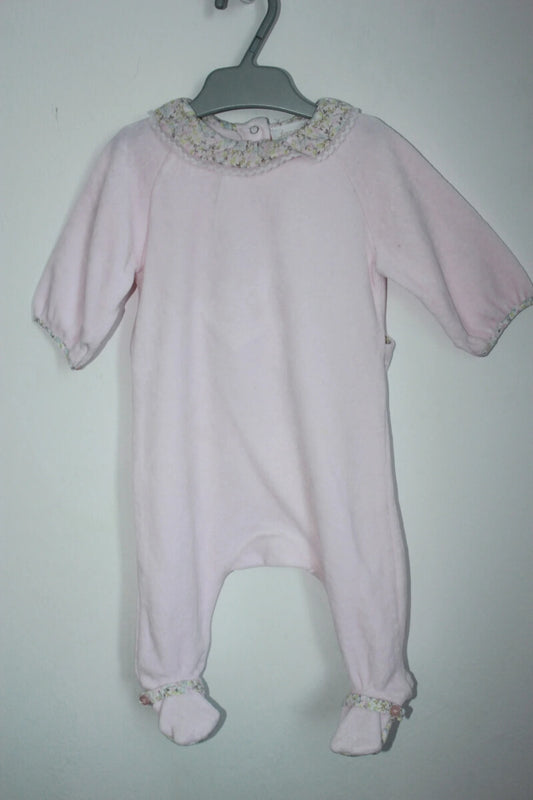 tweedehands lichtroze zachte velours playsuit met lange mouwen en een volantkraagje van jacadi in maat 68