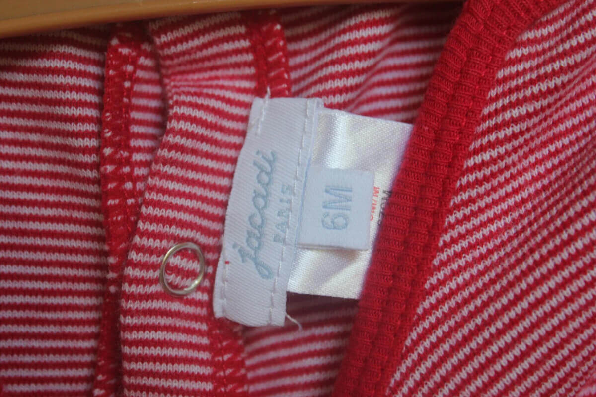 tweedehands unisex zomers katoenen rood met wit gestreepte playsuit met korte mouwen van jacadi in maat 68