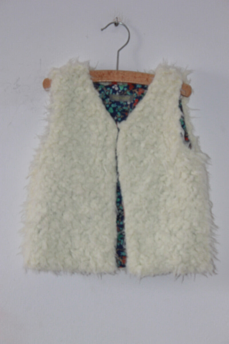 preloved ecru mouwloos sherpa vest in maat 80 voor een baby meisje van tricky tracks