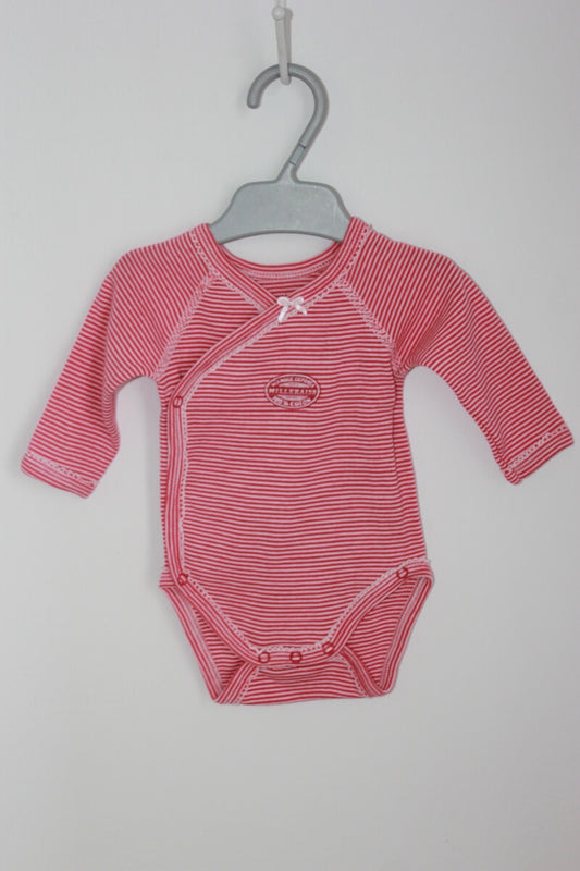 tweedehands katoenen roze met wit gestreepte overslag romper met lange mouwen van petit bateau in maat 56