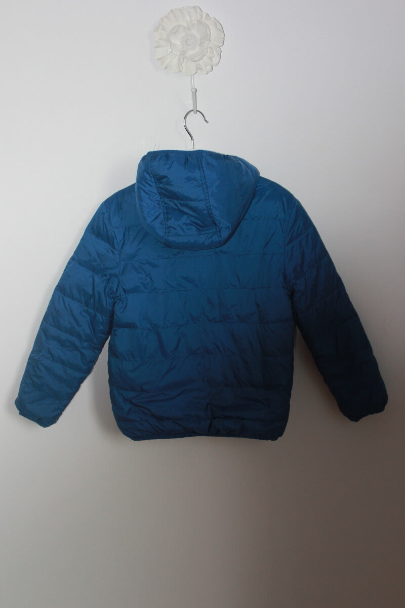 preloved jack met capuchon (aan 2 kanten draagbaar, 1 kant is donkerblauw en de andere een lichtere tint ) van cyrillus in maat 116 