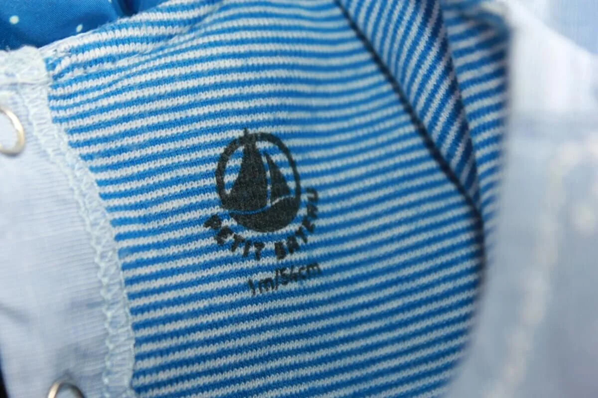 tweedehands katoenen lichtblauwe romper met geintegreerd overhemd van petit bateau in maat 56 voor een baby jongen