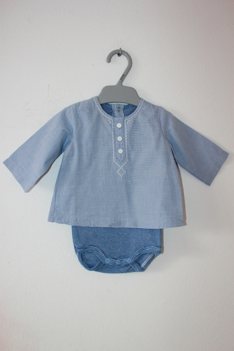 tweedehands katoenen lichtblauwe romper met geintegreerd overhemd van petit bateau in maat 56 voor een baby jongen