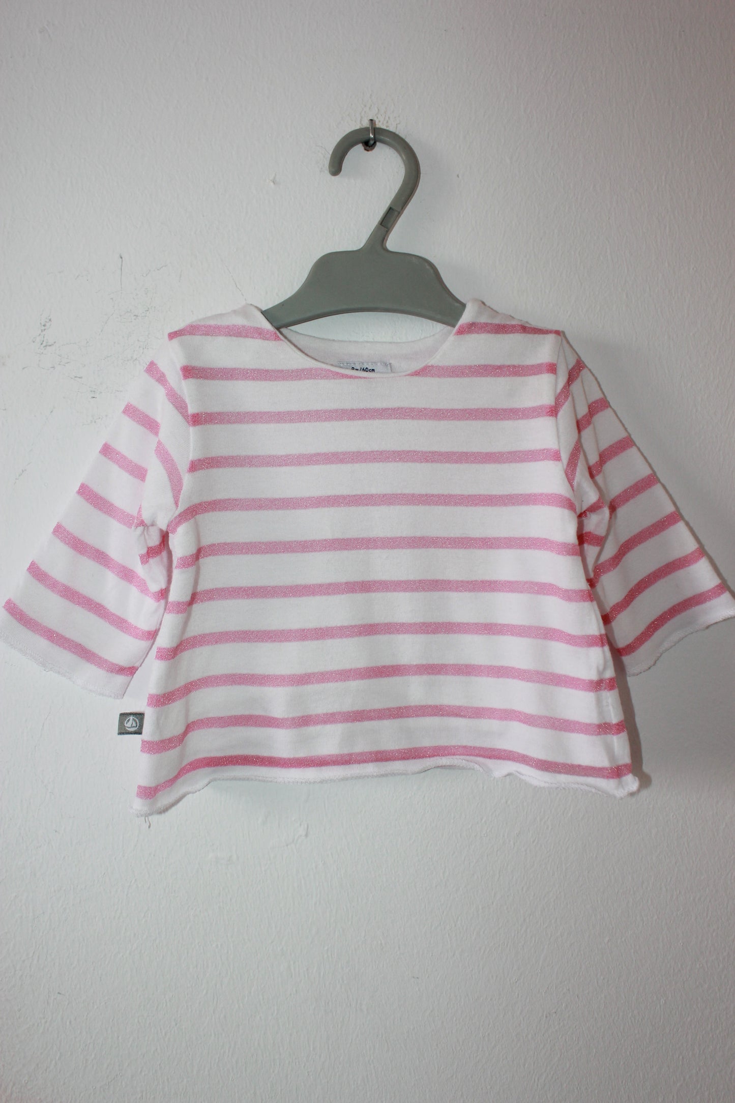 tweedehands roze met wit gestreepte longsleeve van petit bateau in maat 62