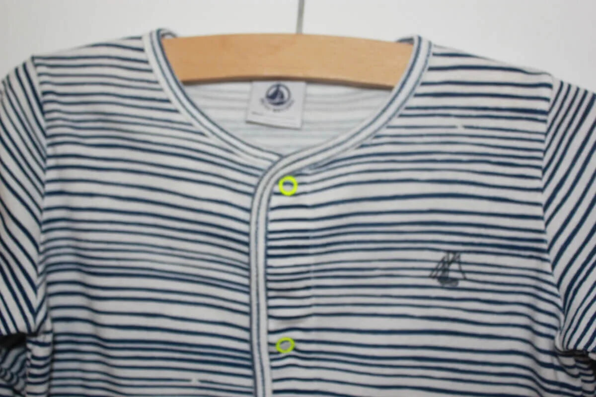 tweedehands unisex katoenen wit met blauw gestreept vest van petit bateau in maat 74