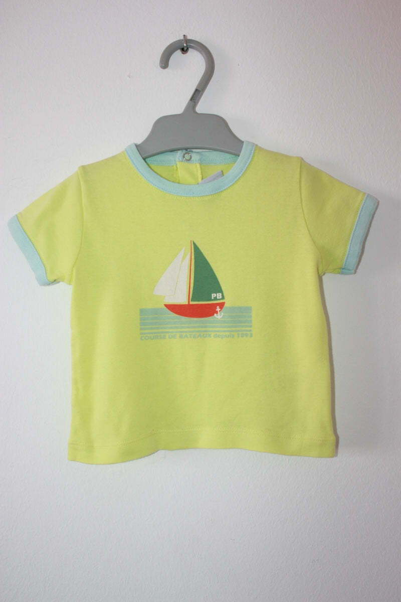 preloved katoenen geel t-shirtje met korte mouwen en zeilboot van petit bateau in maat 68 voor een baby jongen