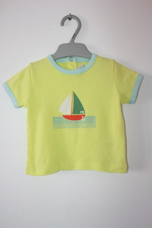 preloved katoenen geel t-shirtje met korte mouwen en zeilboot van petit bateau in maat 68 voor een baby jongen