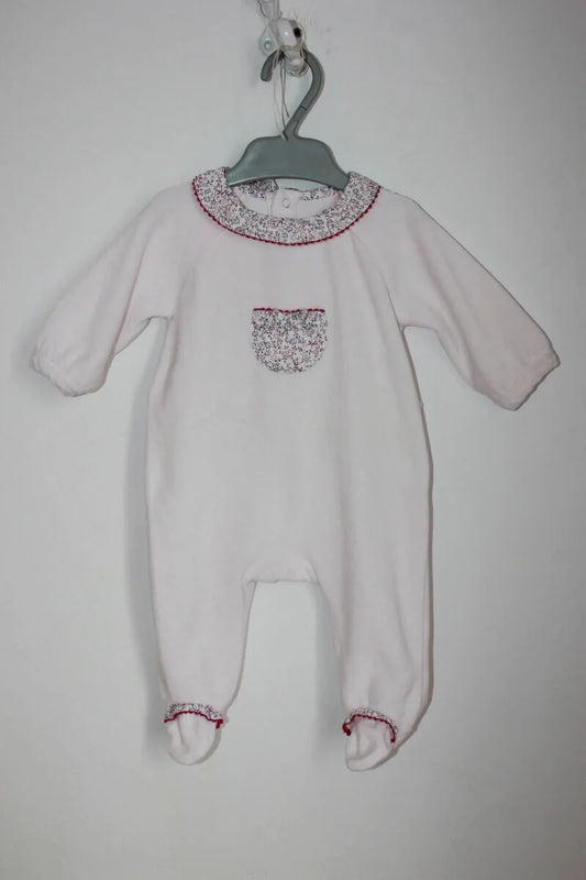tweedehands roze velours playsuit met lange mouwen en een liberty volantkraagje van jacadi in maat 62 voor een baby meisje