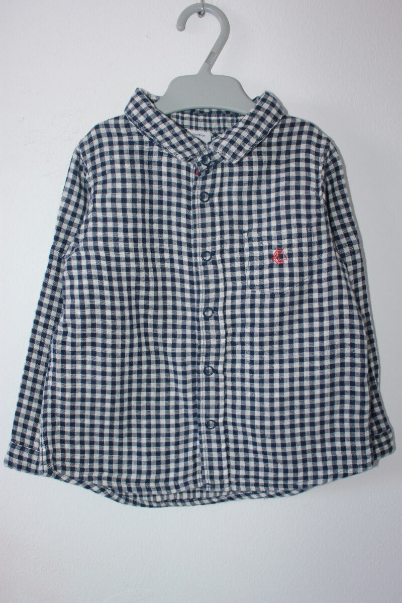 tweedehands katoenen blauw met wit geruit overhemd met lange mouwen van petit bateau in maat 86 voor een jongen