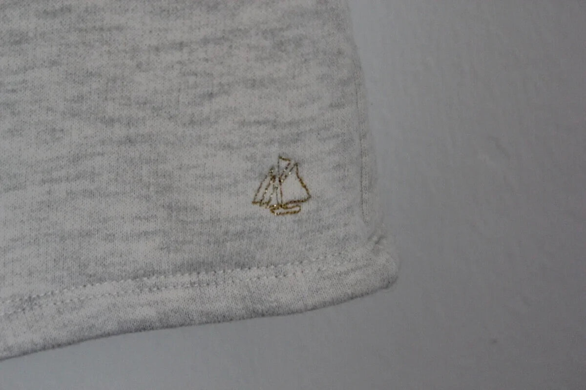 preloved katoenen lichtgrijze jurk met geborduurde bloemen op de borst van petit bateau in maat 74 voor een baby meisje